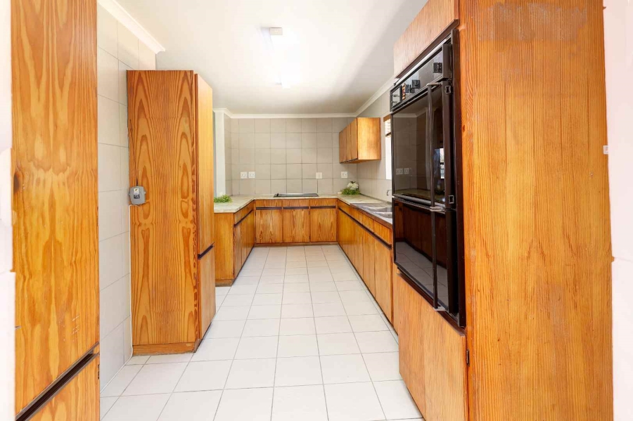 To Let 3 Bedroom Property for Rent in Loevenstein Western Cape